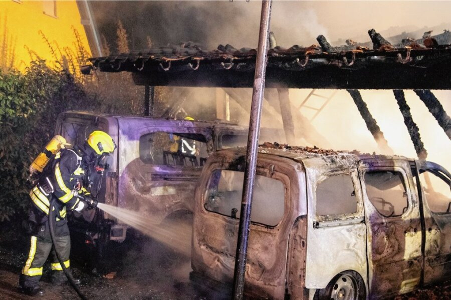 Nächtliche Brände in Bernsbach: Polizei geht von Brandstiftung aus - Die beiden im Carport untergestellten Fahrzeuge wurden bei dem wohl vorsätzlich gelegten Brand in der Nacht zu Samstag zerstört. 