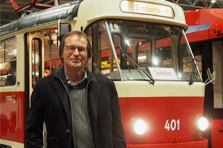 Der Autor Arno Luik im Chemnitzer Hauptbahnhof vor der historischen Tatra-Straßenbahn, in der er in der Nacht zum Samstag aus seinem Bestseller "Schaden in der Oberleitung" gelesen hat.