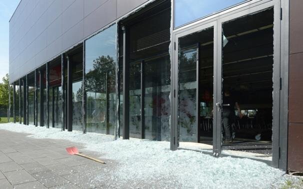 Nächtlicher Anschlag auf Parteitagsgebäude der Linken - 