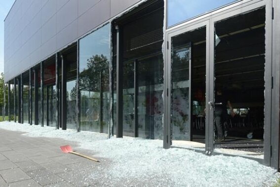 Nächtlicher Anschlag auf Parteitagsgebäude der Linken - 