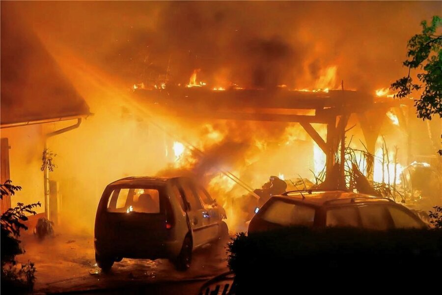 Nächtlicher Brandeinsatz für Feuerwehren in Olbernhau - Zwei PKW sowie ein Carport standen in Flammen. Das angrenzende Wohnhaus konnte vor den Flammen gerettet werden. 
