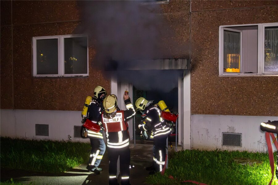 Nächtlicher Einsatz für Feuerwehren: Brand in Lößnitzer Wohnblock - In einem Wohnblock in Lößnitz ist in der Nacht zu Donnerstag ein Feuer ausgebrochen.
