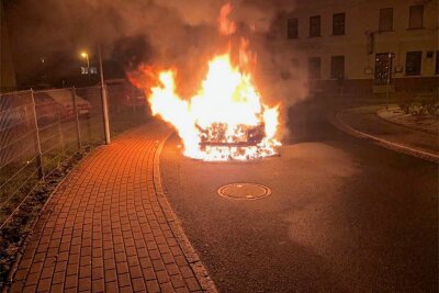 Nächtlicher Feuerwehreinsatz in der Innenstadt von Werdau: Warum ist ein Peugeot in Brand geraten? - Der Peugot stand in der Nähe der Kreuzung von Brühl und Neugasse im Vollbrand. 