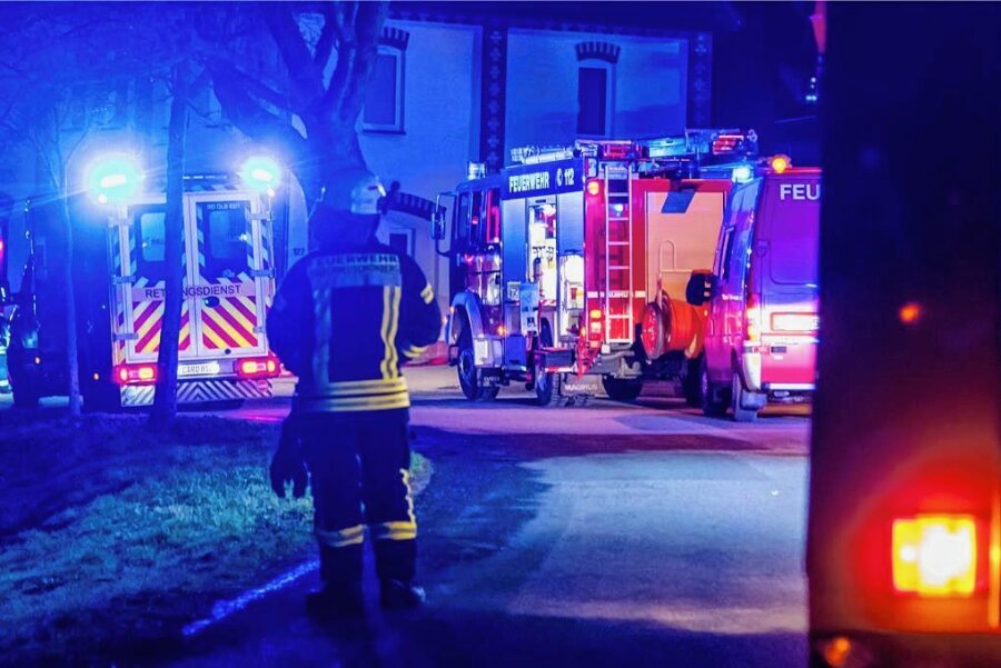 Nächtlicher Feuerwehreinsatz in Olbernhau - Einsatzkräfte der freiwilligen Feuerwehren aus dem Stadtgebiet von Olbernhau sind am Freitagabend zu einem Einsatz nach Kleinneuschönberg ausgerückt. Es war Gasgeruch gemeldet worden.