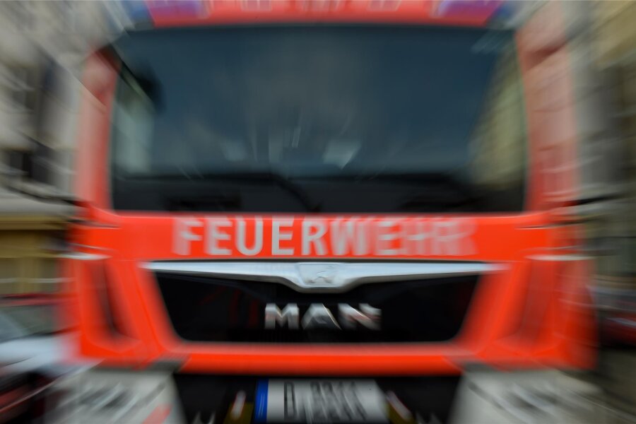 Nächtlicher Feuerwehreinsatz reißt Anwohner in Zwickau aus dem Schlaf - Im Zwickauer Stadtteil Eckersbach brannten in der Nacht zu Donnerstag zwei Müllcontainer.