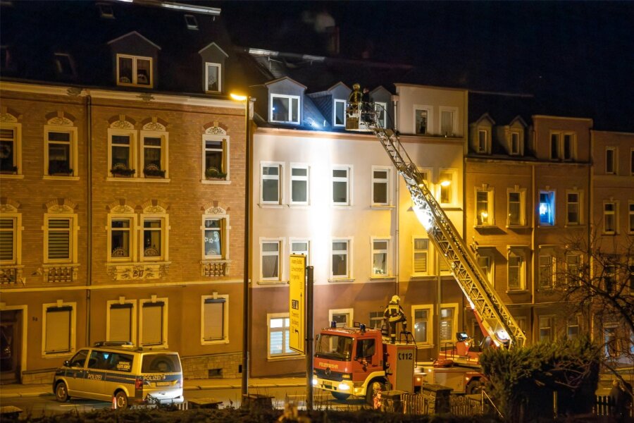Nächtlicher Rettungseinsatz im Erzgebirge: Mann muss von Dach gerettet werden - Mittels Drehleiter holte die Feuerwehr den Mann vom Dach herunter.