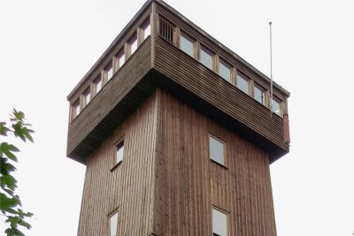 Nägel rosten: Kapellenbergturm braucht eine Kur - Der Kapellenbergturm Schönberg aus dem Jahr 1993. 