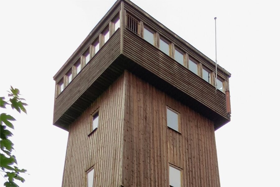 Nägel rosten: Kapellenbergturm braucht eine Kur - Der Kapellenbergturm Schönberg aus dem Jahr 1993. 