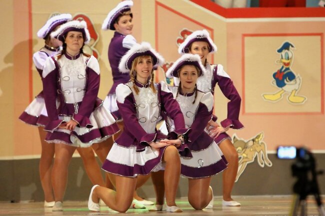 Närrinnen und Narren im Erzgebirge mögen es offenbar heiß: Zum Fasching soll keine "Eiszeit" herrschen - Die Auftritte der verschiedenen Tanzgarden gehörten in Johanngeorgenstadt - schon vor Corona - zu den Glanzpunkten der Programme. 