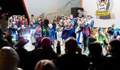 Närrisches Bergvolk verlagert Karnevalsauftakt ins Freie - Auf der Freilichtbühne in Oberwiesenthal ist am Samstag der Startschuss zur neuen Saison des Oberwiesenthaler Skifaschings gefallen. Dabei gab es auch immer wieder den Hinweis auf geltende Abstandsregeln. 