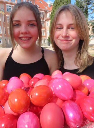 Nagellack färbt Eier - Elaine Berger und Holly Kraus aus der Klasse 8b