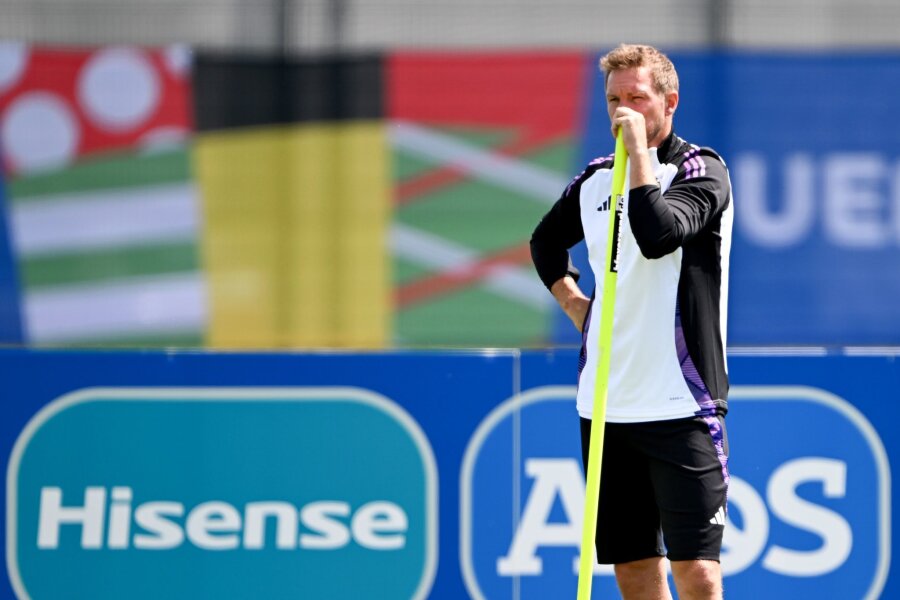 Nagelsmann-Appell an die Nation: "Heimvorteil auch nutzen" - Bundestrainer Julian Nagelsmann verfolgt das Training seiner Mannschaft.