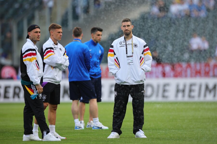 Nagelsmann bringt EM-Wunschelf gegen Griechenland - Deutschlands Spieler David Raum (l), Joshua Kimmich (2.v.l) und Robert Andrich (r) besichtigen vor Spielbeginn den Platz im Borussia-Park.