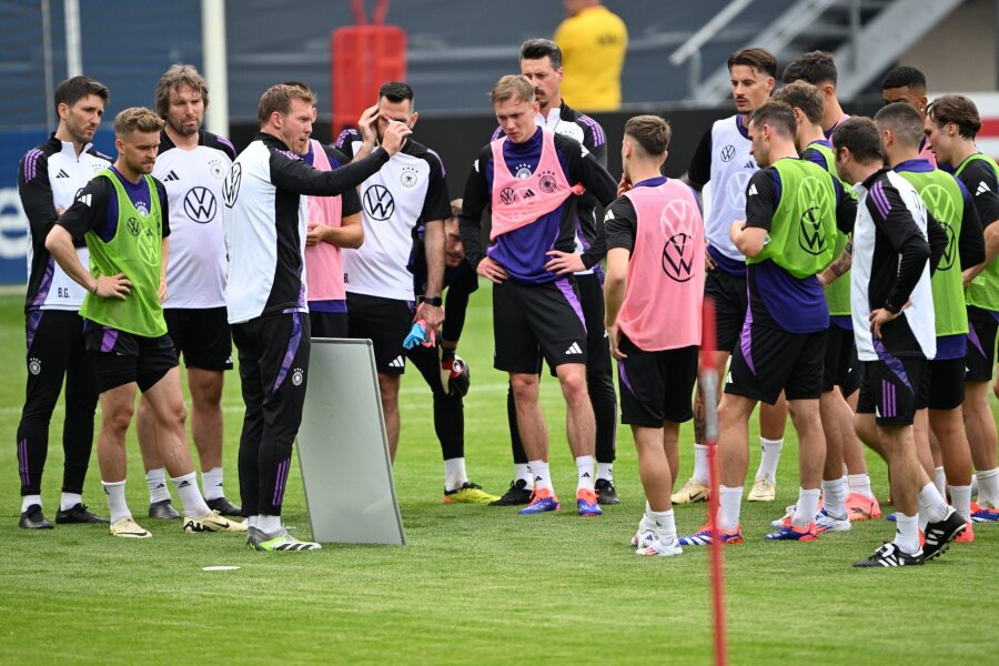 Nagelsmann weiter mit EM-Rumpfkader - Müller dabei - Bundestrainer Julian Nagelsmann nutzt bei einer Besprechung mit den Spielern eine Taktiktafel.
