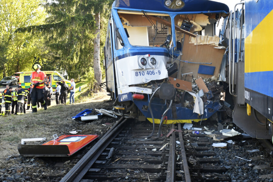 Ein zerstörter Waggon steht auf den Gleisen. Beim Zusammenstoß eines Triebwagens der Bahn mit der Lokomotive einer Messgarnitur sind in Tschechien 20 Menschen verletzt worden.