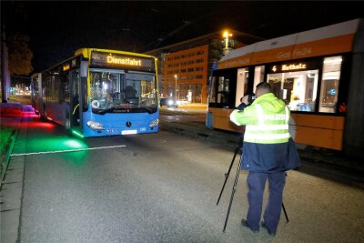Nahe Chemnitzer Zentralhaltestelle: 17-Jährige von Bus erfasst - Am Bus, der mit der 17-Jährigen zusammengestoßen ist, entstand ein Schaden.
