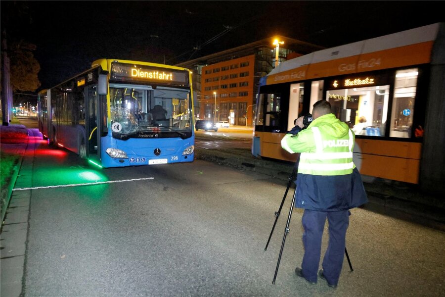 Nahe Chemnitzer Zentralhaltestelle: 17-Jährige von Bus erfasst - Am Bus, der mit der 17-Jährigen zusammengestoßen ist, entstand ein Schaden.