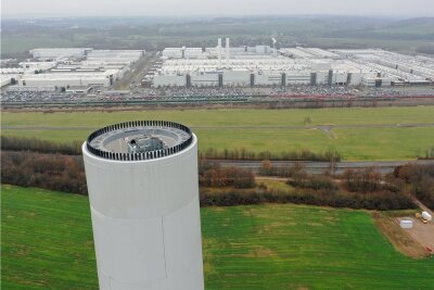 Nahe dem Zwickauer VW-Werk entstehen Sachsens höchste Windräder - Bislang haben die Türme der beiden Windräder in Mosel erst etwa die Hälfte der geplanten 169 Meter erreicht. Fachleute, die die Anlagen später einmal warten, werden eine beeindruckende Sicht auf das VW-Werk haben.