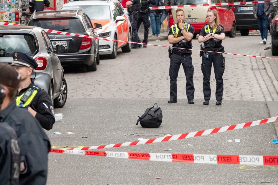 Nahe EM-Fanwalk: Polizei schießt Bewaffneten nieder - In der Nähe von Tausenden Niederlande-Fans kam es zu einem Polizeieinsatz. Die Motive des Angreifers sind noch unklar.