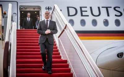 Nahost-Eskalation überschattet Scholz' China-Besuch - Bundeskanzler Olaf Scholz (SPD) steigt am Flughafen von Chongqing in China aus dem Flugzeug.