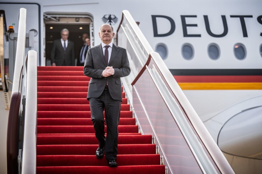 Nahost-Eskalation überschattet Scholz' China-Besuch - Bundeskanzler Olaf Scholz (SPD) steigt am Flughafen von Chongqing in China aus dem Flugzeug.