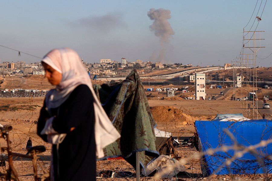 Nahost: Nahezu "Stillstand" bei Gesprächen zur Waffenruhe - Nach einem israelischen Luftangriff auf Gebäude in der Nähe der Trennmauer zwischen Ägypten und Rafah im südlichen Gazastreifen steigt Rauch auf.