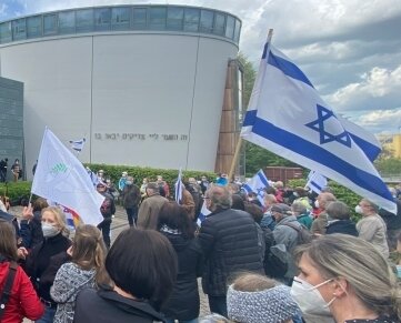 Solidaritätskundgebung für Israel an der Synagoge. 