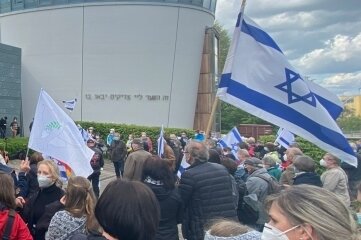 Nahost: Zorn und Gedenken - Solidaritätskundgebung für Israel an der Synagoge. 
