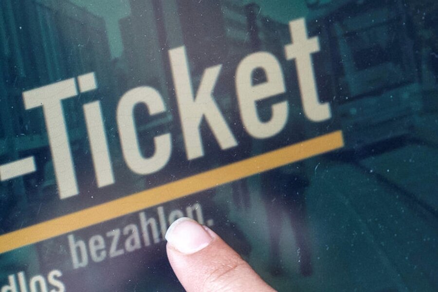 Nahverkehr: Änderungen auf der Linie 4 in Zwickau - Vor dem Einsteigen in Bus oder Bahn sollte stets das Ticket gelöst werden.