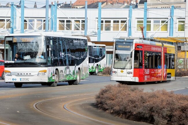 Nahverkehr im Vogtland: Wie Bus und Straßenbahn aus der Krise kommen könnten - Buslinie 63 ermöglicht die Fahrt ohne Umsteigen vom Oberen Bahnhof Plauen über Treuen und Lengenfeld zum Freizeitpark Plohn. Die Straßenbahn wiederum ist Plauens starkes Verkehrsmittel. Gemeinsam für den öffentlichen Nahverkehr, getrennt in Firmen: Sollten beide unter ein Dach? 