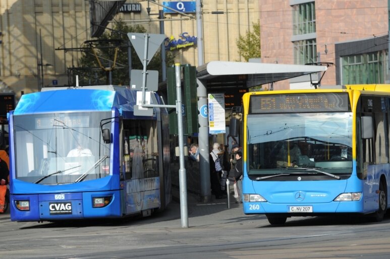 Nahverkehr kaum schneller als 1989 - Fünf Straßenbahn- und 34 Stadtbuslinien betreibt die Chemnitzer Verkehrs AG. Trotz Vorrangs auf der Straße haben sich die Fahrzeiten in den vergangenen 25 Jahren kaum spürbar verkürzt.