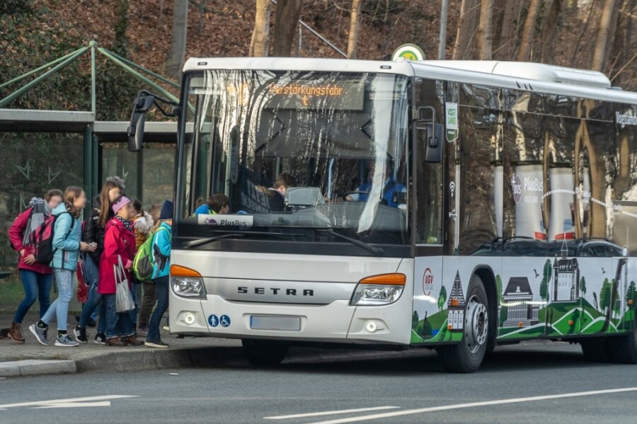 Nahverkehr soll sparen: Müssen Schulen Unterricht anpassen? - Der Schülerbusverkehr im Vogtland wird bei den einzusparenden Fahrbahnkilometern durch den Zweckverband mit betrachtet. 