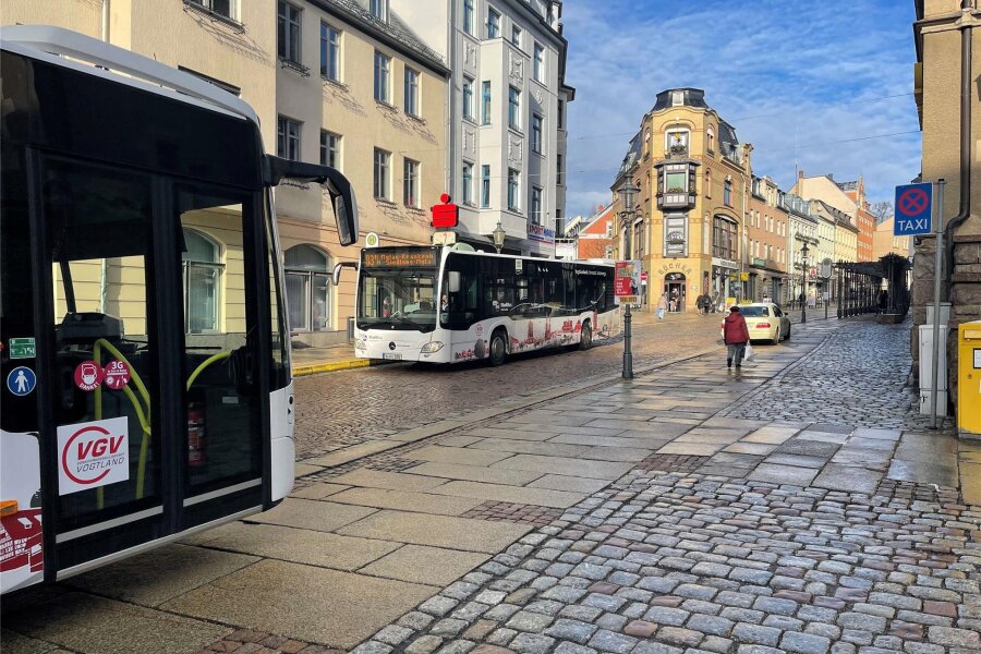 Nahverkehr um Reichenbach: Verkehrsverbund streicht auf sieben Linien - Stadtbusse am Reichenbacher Postplatz.