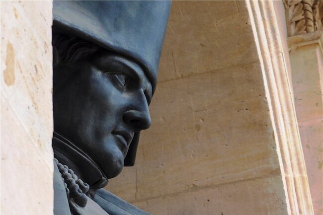 Napoleon-Statue von Charles-Emile Seurre im Ehrenhof des "Hôtel des Invalides" in Paris. 200 Jahre nach seinem Tod rief Frankreich anlässlich des runden Jahrestages das "Année Napoléon" ("Napoleonjahr") aus. 
