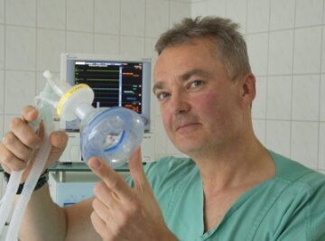 Narkose beim ambulanten Operieren: Bloß nicht zu früh erwachen - Anästhesist Dr. Falk Petzold aus Chemnitz zeigt den Keimfilter (gelber Ring), durch den das Infektionsrisiko bei der Beatmung geringer ist.