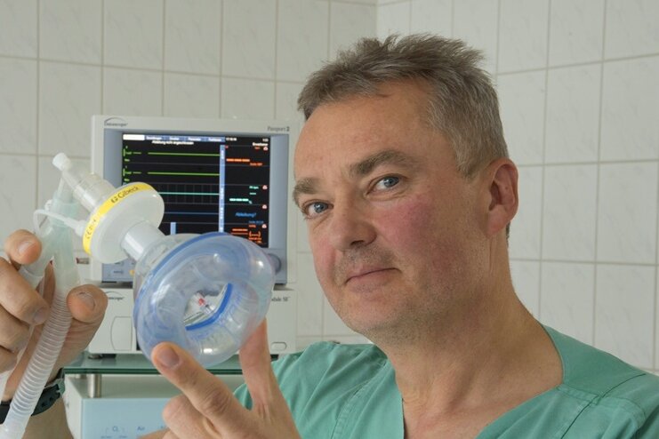 Anästhesist Dr. Falk Petzold aus Chemnitz zeigt den Keimfilter (gelber Ring), durch den das Infektionsrisiko bei der Beatmung geringer ist.