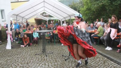 Narren blicken auf Jubiläumsjahr - Die Mitglieder des Jungsballetts zeigten am Samstag zum Sommerfest in Elsterberg eine getanzte Modenschau. Dabei ist Justus Hofmann in die Rolle einer Can-Can-Tänzerin geschlüpft. 