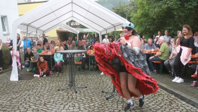 Die Mitglieder des Jungsballetts zeigten am Samstag zum Sommerfest in Elsterberg eine getanzte Modenschau. Dabei ist Justus Hofmann in die Rolle einer Can-Can-Tänzerin geschlüpft. 