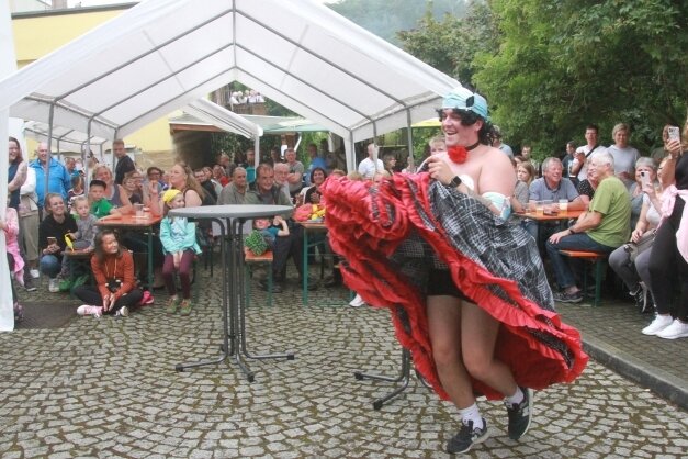 Narren blicken auf Jubiläumsjahr - Die Mitglieder des Jungsballetts zeigten am Samstag zum Sommerfest in Elsterberg eine getanzte Modenschau. Dabei ist Justus Hofmann in die Rolle einer Can-Can-Tänzerin geschlüpft. 