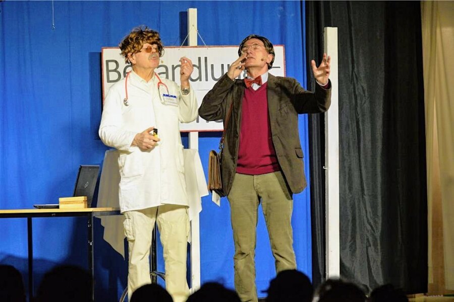 Narren in Kleinwaltersdorf nehmen Karl Lauterbach auf die Schippe - Bernd Grämer (links) als Chefarzt Dr. Thrombose und Volker Ackermann als Professor Lauterbach begeisterten das Publikum.