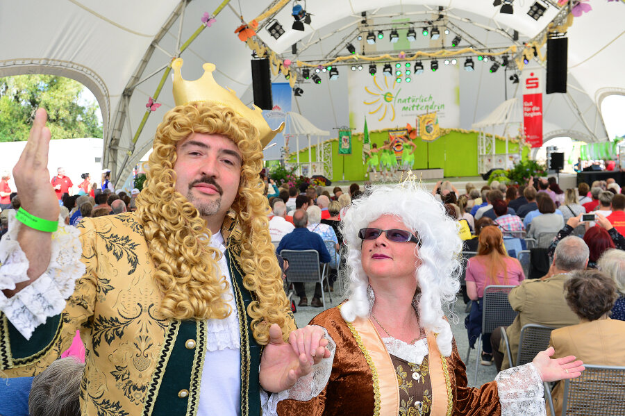 Narren-Show auf der Landesgartenschau - Annett und Thomas als Dornröschens Eltern in einem Sketch des Ringethaler Carnevalsvereins.