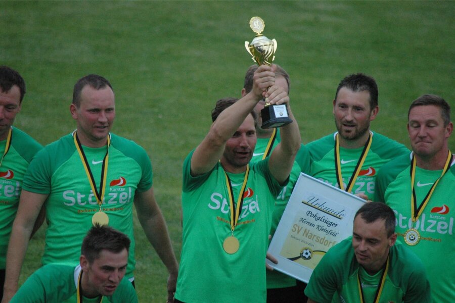 Narsdorfer Fußballer sichern sich das Double - Da ist das Ding: Michael Preis (mit Pokal) und die Fußballer des SV Narsdorf bejubeln nach ihrer ersten Saison auf dem Kleinfeld das Double.
