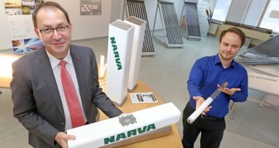 Narva setzt auf UV-Luftfilter und LED - Narva-Geschäftsführer Dr. Olaf Hansen (l.) hält ein UV-C-Luftfiltergerät in den Händen. Ingenieur Tom Beier (r.) hat das Gerät entwickelt.