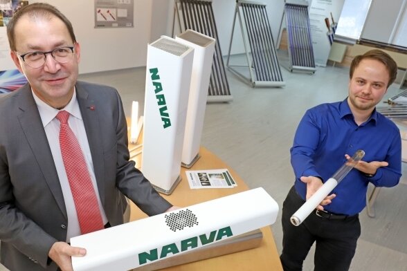 Narva-Geschäftsführer Dr. Olaf Hansen (l.) hält ein UV-C-Luftfiltergerät in den Händen. Ingenieur Tom Beier (r.) hat das Gerät entwickelt.
