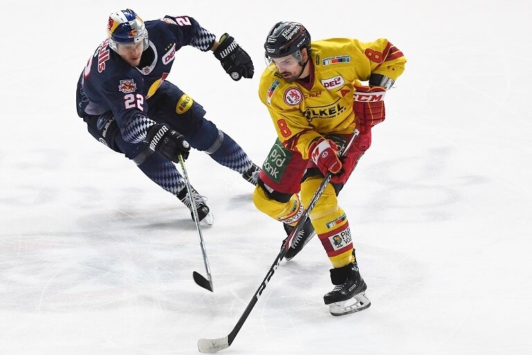 Nationalspieler Marco Nowak trainiert bei den Eispiraten mit - Marco Nowak (r.) streift in der Vorbereitungsphase das Trikot des Eishockey-Zweitligisten Eispiraten Crimmitschau über.