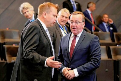 Nato bereitet Geschlossenheit vor - Antti Kaikkonen (l.), Verteidigungsminister von Finnland, spricht mit seinem deutschen Kollegen Boris Pistorius (SPD) im Nato-Hauptquartier. 