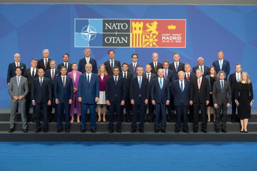 Die Staats- und Regierungschefs der Nato-Staaten beim Gruppenfoto in Madrid.