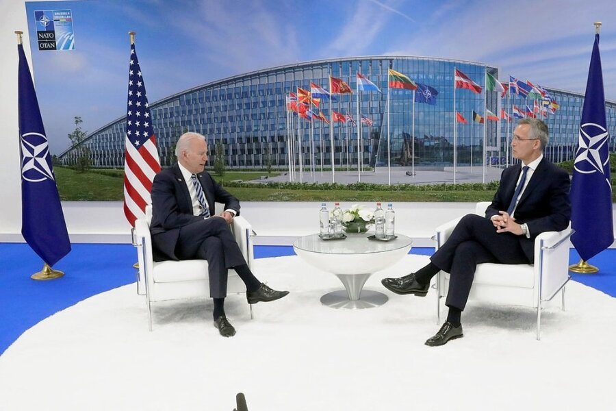 Jens Stoltenberg (r), Nato-Generalsekretär, spricht mit Joe Biden, Präsident der USA, während eines bilateralen Treffens am Rande des Gipfels im Nato-Hauptquartier.