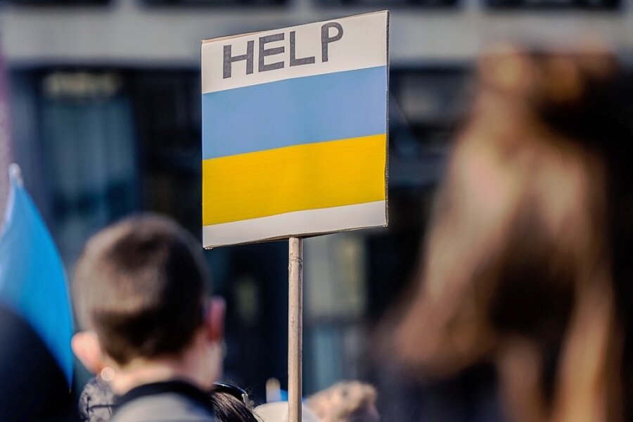"Nato darf sich nicht hineinziehen lassen" - Hilfe für die Ukraine fordern Demonstrantinnen und Demonstranten bei einer Kundgebung am Sonntag in Bremen. 