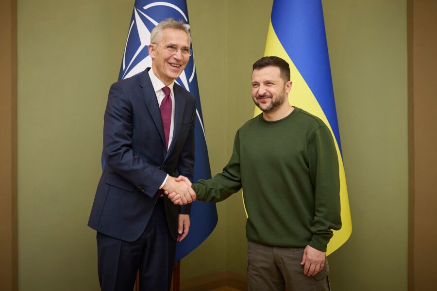 Nato-Generalsekretär dämpft in Kiew Hoffnungen der Ukrainer - Wolodymyr Selenskyj (r.) begrüßt Jens Stoltenberg in Kiew.